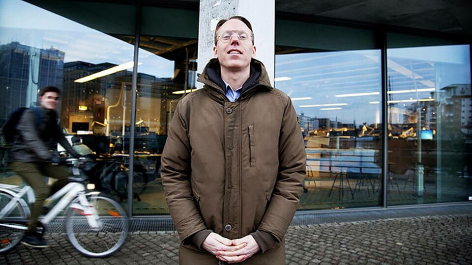 I en framtida smart stad finns inte privatbilismen, och det möjliggör helt andra stadsplaner. Det menar Alexander Ståhle, som har doktorerat i stadsbyggnad vid Arkitekturskolan KTH i Stockholm, är vd för företaget Spacescape och medlem i regeringens framtidsgrupp för smarta städer. Foto: Jörgen Appelgren I en framtida smart stad finns inte privatbilismen, och det möjliggör helt andra stadsplaner. Det menar Alexander Ståhle, som har doktorerat i stadsbyggnad vid Arkitekturskolan KTH i Stockholm, är vd för företaget Spacescape och medlem i regeringens framtidsgrupp för smarta städer. Foto: Jörgen Appelgren