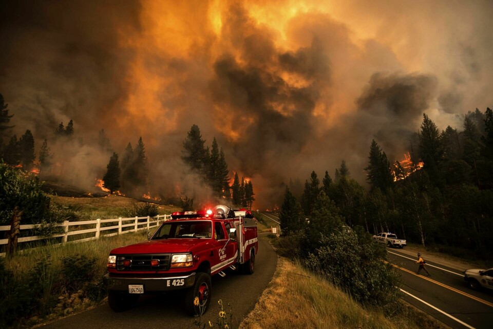 En av alla bränder som just nu härjar i Kalifornien, här i Alpine County i lördags. Foto: Noah Berger/AP/TT