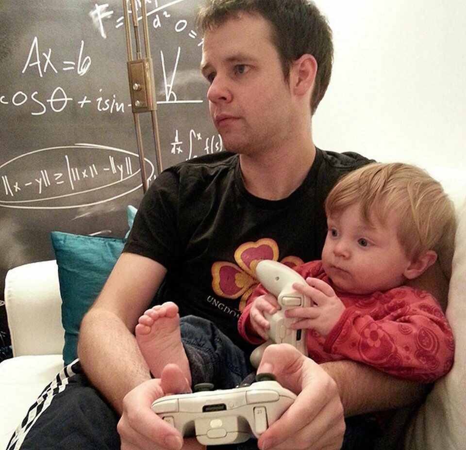 Centerpartisten Rickard Nordin spelar X-box med sin son Alvar. Foto: Privat