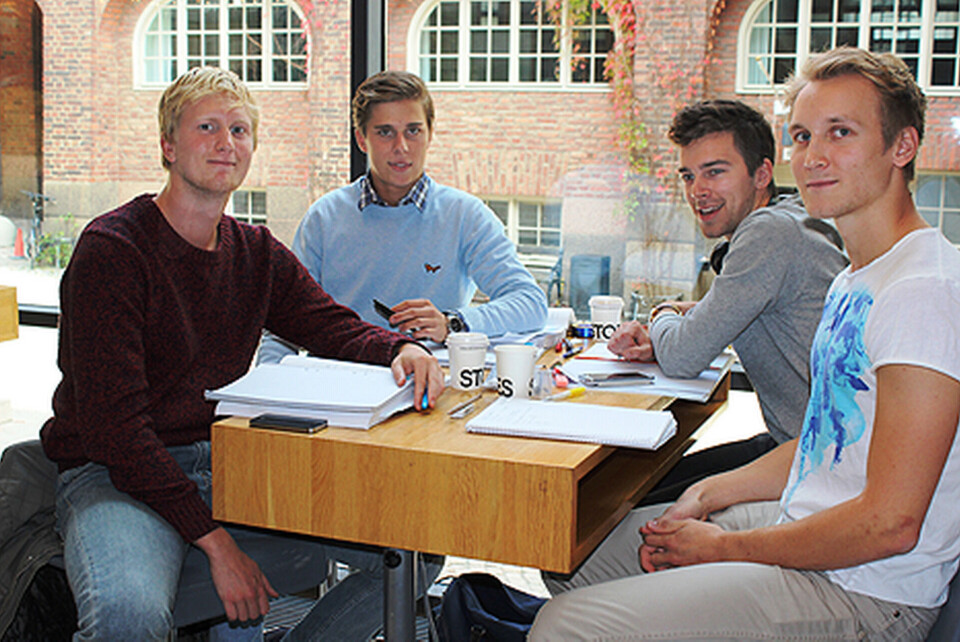 Miljöintresse. Lönen är en anledning till att de fyra KTH-studenterna valt ingenjörsyrket, men de har också ett engagemang och intresse för miljö. ”Det här kändes mer konkret än att till exempel jobba som biolog”, säger Viktor Briggner som sliter med första kursuppgifterna tillsammans med tre andra kursare. Från vänster Niklas Brännlund, Petter Cedell, Viktor Briggner och Simon Ottosson. Foto: Fredrik Karlsson Miljöintresse. Lönen är en anledning till att de fyra KTH-studenterna valt ingenjörsyrket, men de har också ett engagemang och intresse för miljö. ”Det här kändes mer konkret än att till exempel jobba som biolog”, säger Viktor Briggner som sliter med första kursuppgifterna tillsammans med tre andra kursare. Från vänster Niklas Brännlund, Petter Cedell, Viktor Briggner och Simon Ottosson. Foto: Fredrik Karlsson