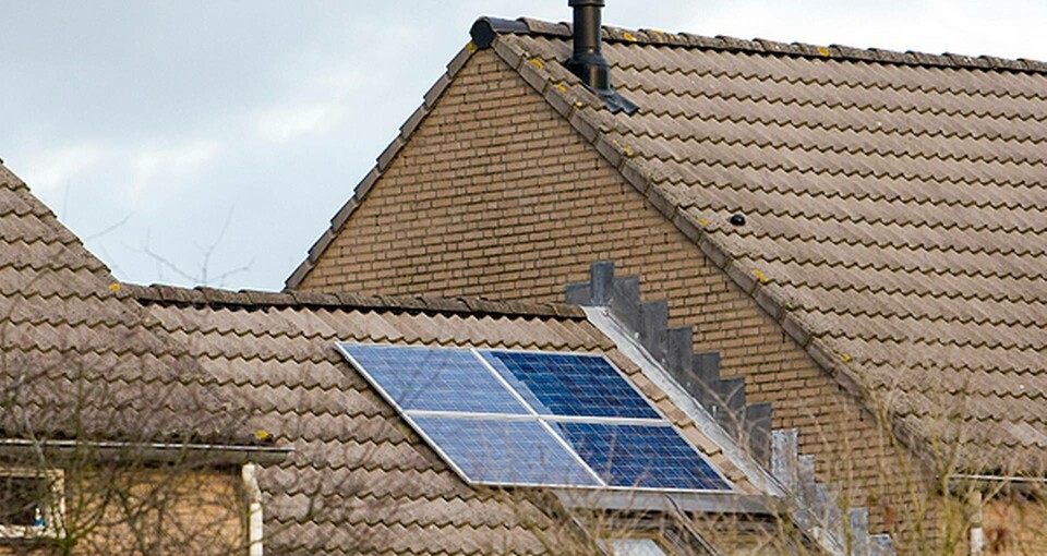 För den överskottsel som solcellsägare matar in i elnätet ska en skatterabatt på 60 öre per kWh utbetalas, föreslår den nya regeringen i sin budget. Foto: TT För den överskottsel som solcellsägare matar in i elnätet ska en skatterabatt på 60 öre per kWh utbetalas, föreslår den nya regeringen i sin budget. Foto: TT