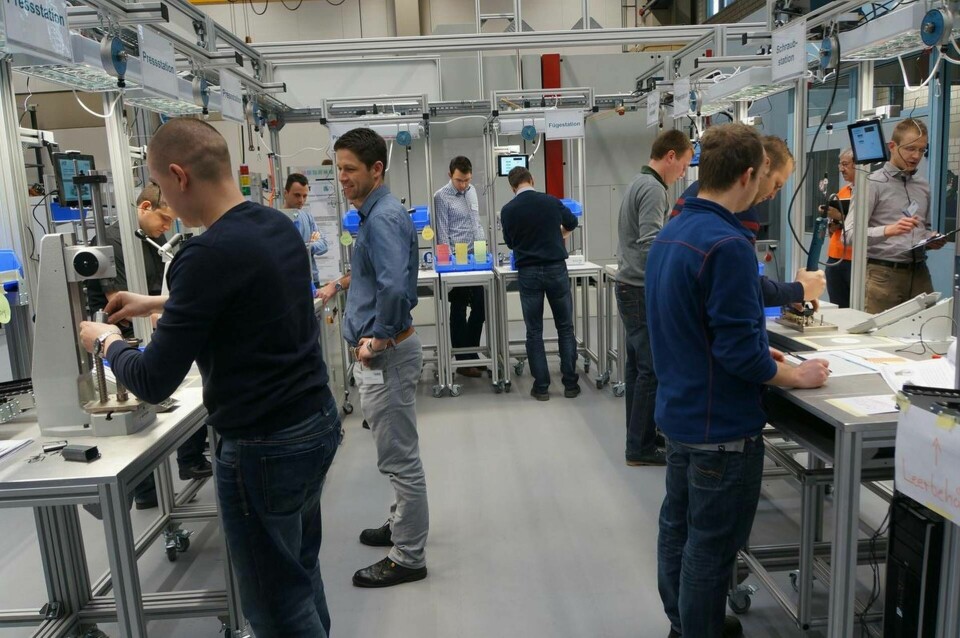 I övningsfabriken lär sig studenterna hur man praktiskt arbetar i en produktion som är globalt utspridd. Foto: wbk