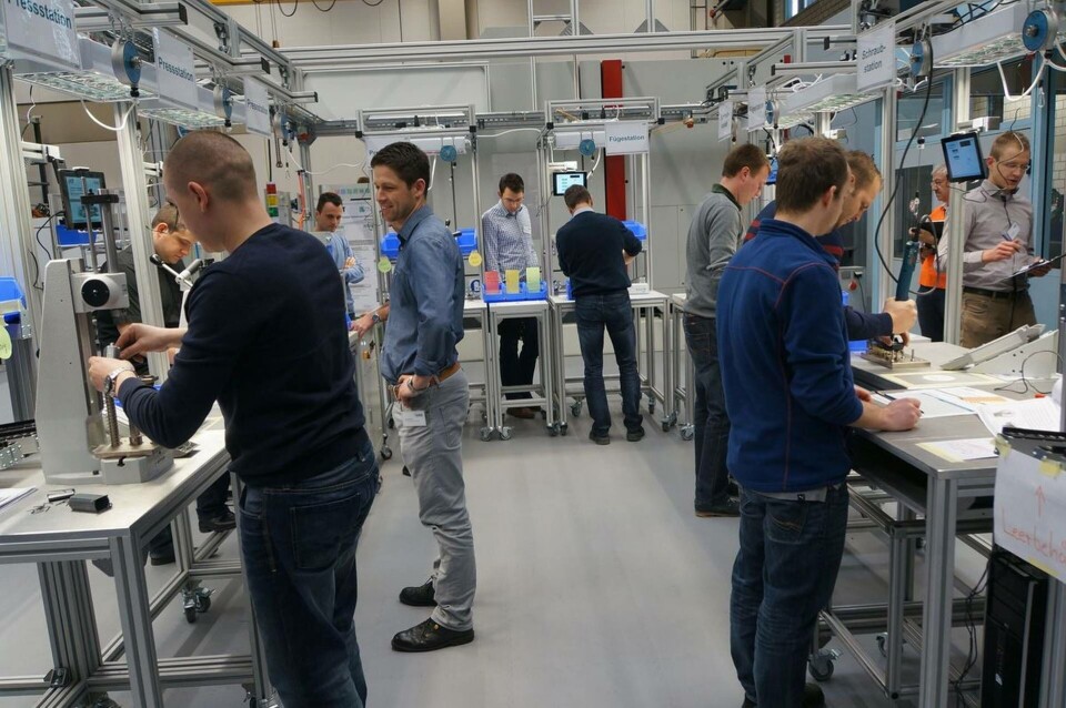 I övningsfabriken lär sig studenterna hur man praktiskt arbetar i en produktion som är globalt utspridd. Foto: wbk I övningsfabriken lär sig studenterna hur man praktiskt arbetar i en produktion som är globalt utspridd. Foto: wbk