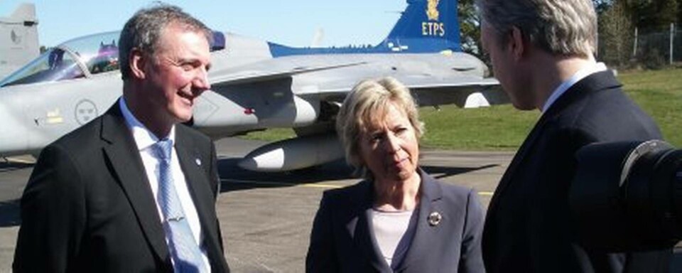 Dåvarandes Saabchefen Åke Svensson och försvarsminister Sten Tolgfors bjöd in Norges dåvarande försvarsminister Anne-Grethe Ström Erichsen till avtäckningen av den nya generationen Jas 39 Gripen i Saabs hangar i Linköping våren 2008 - men till ingen nytta. Foto: Lars Anders Karlberg Dåvarandes Saabchefen Åke Svensson och försvarsminister Sten Tolgfors bjöd in Norges dåvarande försvarsminister Anne-Grethe Ström Erichsen till avtäckningen av den nya generationen Jas 39 Gripen i Saabs hangar i Linköping våren 2008 - men till ingen nytta. Foto: Lars Anders Karlberg