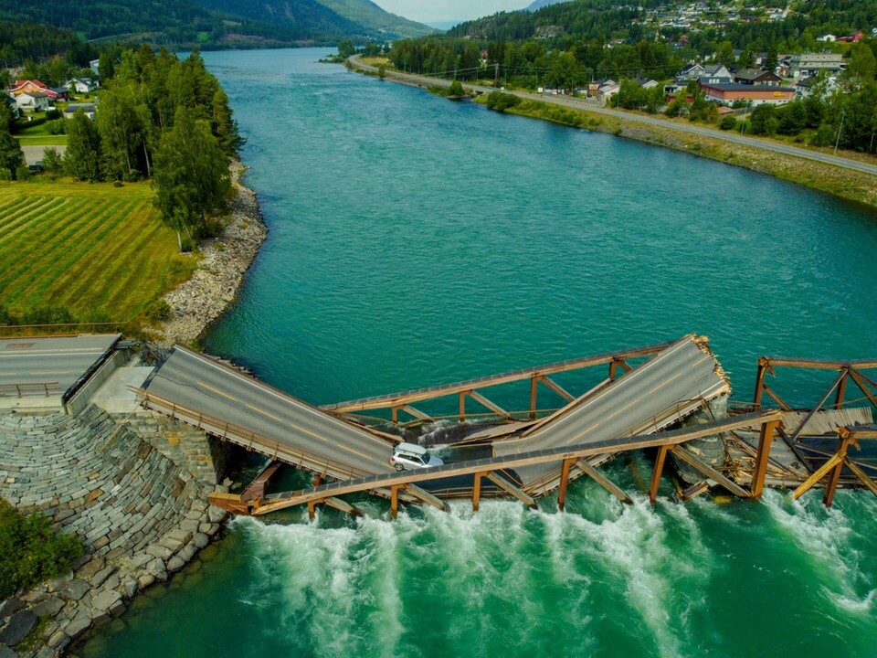 Drönarbild över Trettenbron i Norge som rasade samman under måndagsmorgonen. Foto: Stian Lysberg Solum/TT Drönarbild över Trettenbron i Norge som rasade samman under måndagsmorgonen. Foto: Stian Lysberg Solum/TT