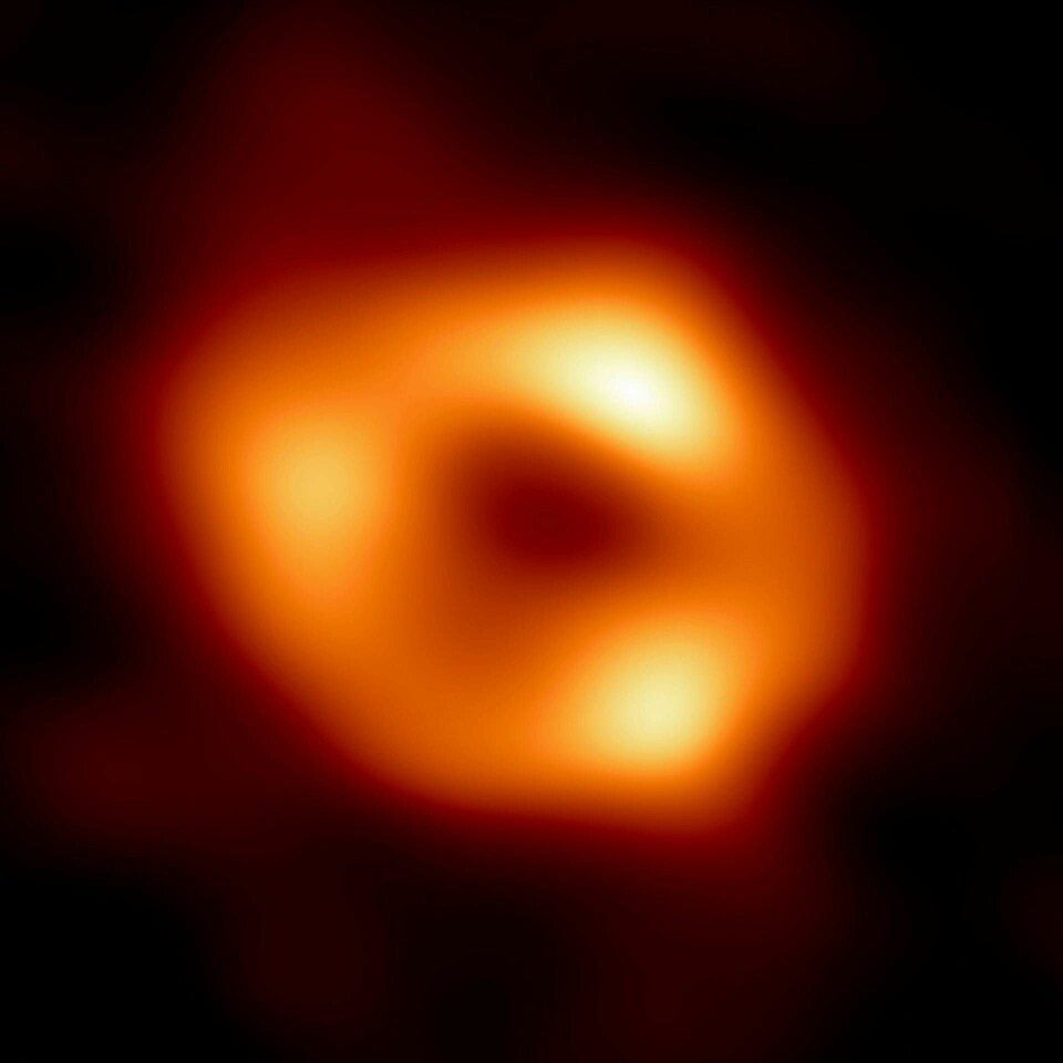 Bilden som på torsdagen offentliggjordes av Event Horizon Telescope-konsortiet visar ett svart håll i mitten av galaxen. Foto: Event Horizon Telescope