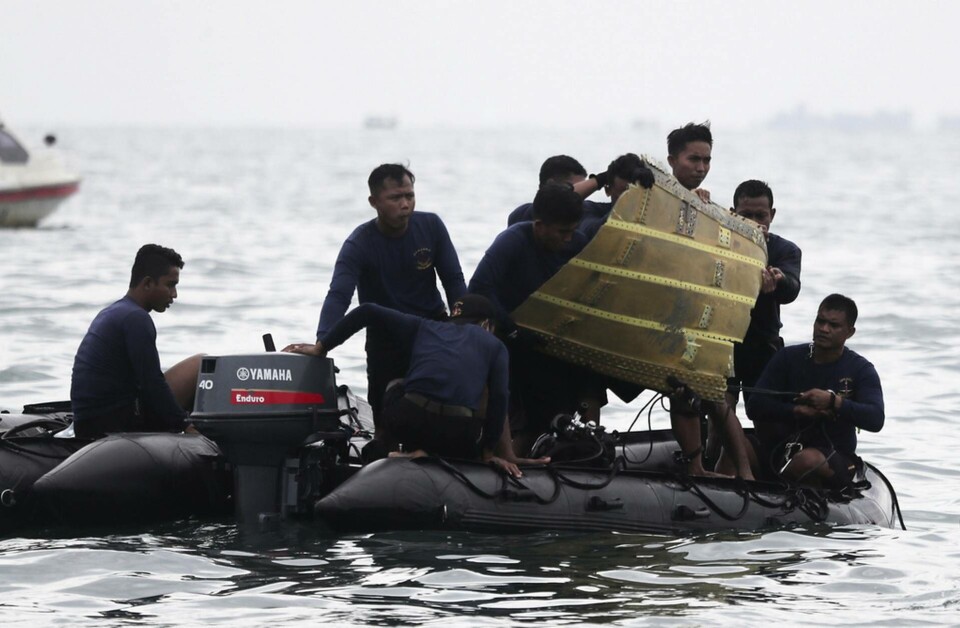 Dykare bärgar delar av flygplansvraket från Sriwijaya Air, som störtade i närheten av Indonesiens huvudstad Jakarta i lördags. Foto: Achmad Ibrahim/AP/TT Dykare bärgar delar av flygplansvraket från Sriwijaya Air, som störtade i närheten av Indonesiens huvudstad Jakarta i lördags. Foto: Achmad Ibrahim/AP/TT