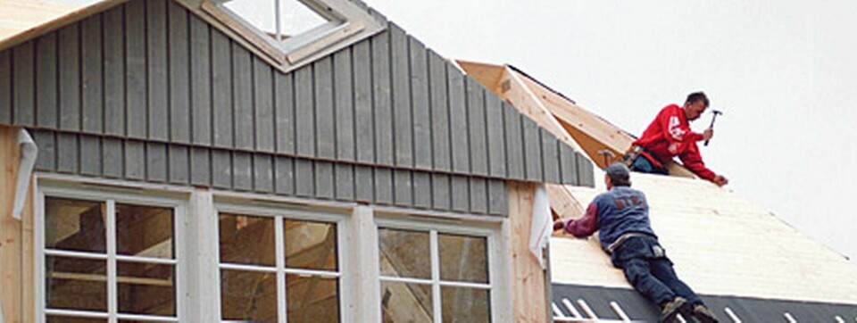 STOCKHOLM 010928 - Nybyggnation av småhus i Huddinge. Två snickare spikar fast takläkt på en trävilla. Byggherre är Eksjöhus. Foto: Fredrik Persson Kod: 1081 COPYRIGHT SCANPIX SWEDEN