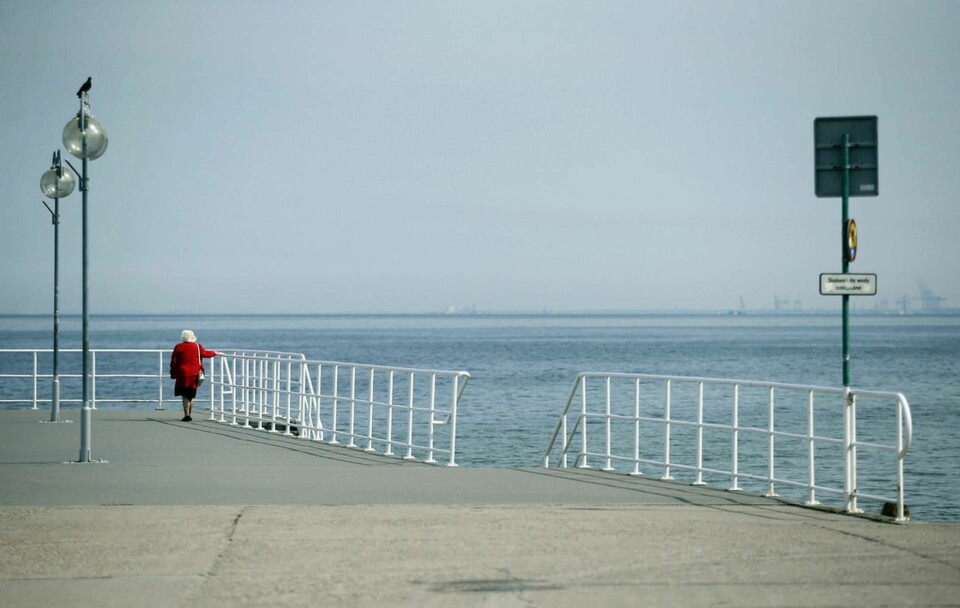 Polen planerar att bygga ett kärnkraftverk vid Östersjöns kust. Här promenerar en kvinna på en kaj i Gdynia och blickar ut mot havet. Arkivbild. Foto: Darko Vojinovic/AP/TT