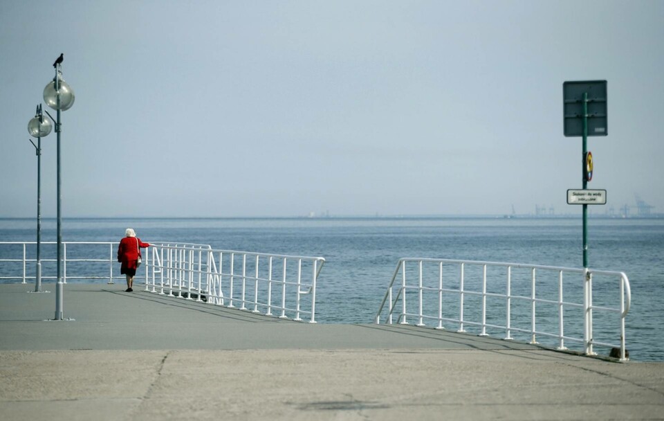 Polen planerar att bygga ett kärnkraftverk vid Östersjöns kust. Här promenerar en kvinna på en kaj i Gdynia och blickar ut mot havet. Arkivbild. Foto: Darko Vojinovic/AP/TT Polen planerar att bygga ett kärnkraftverk vid Östersjöns kust. Här promenerar en kvinna på en kaj i Gdynia och blickar ut mot havet. Arkivbild. Foto: Darko Vojinovic/AP/TT