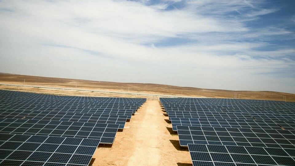 Solelsanläggningen stärcker sig ut i öknen utanför lägret. Foto: Ikea Foundation/Vingaland AB