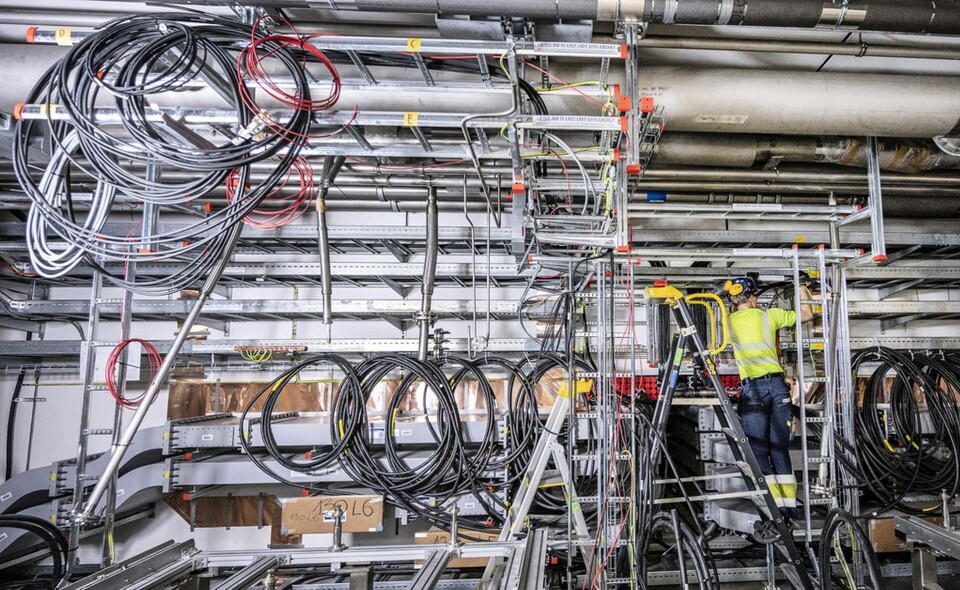 Kablar dras i den 537 meter långa acceleratortunneln på ESS i Lund på måndagsmorgonen. Arkivbild från 2020. Foto: Johan Nilsson/TT Kablar dras i den 537 meter långa acceleratortunneln på ESS i Lund på måndagsmorgonen. Arkivbild från 2020. Foto: Johan Nilsson/TT