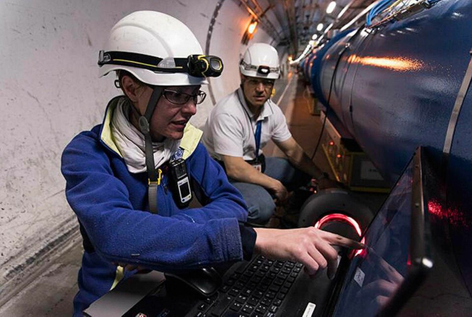 Ingenjörerna Aline Piguiet and Markus Albert tar röntgenbilder av den kortslutna dipolmagneten i sektor 3 till 4 i LHC-tunneln. Foto: Maximilien Brice/CERN
