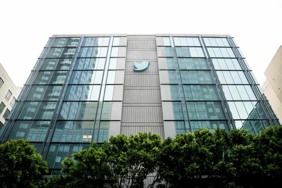 Anställda lämnade Twitters kontor på torsdagen, utan att veta om de skulle återvända till sin arbetsplats igen. Foto: Noah Berger/AP/TT