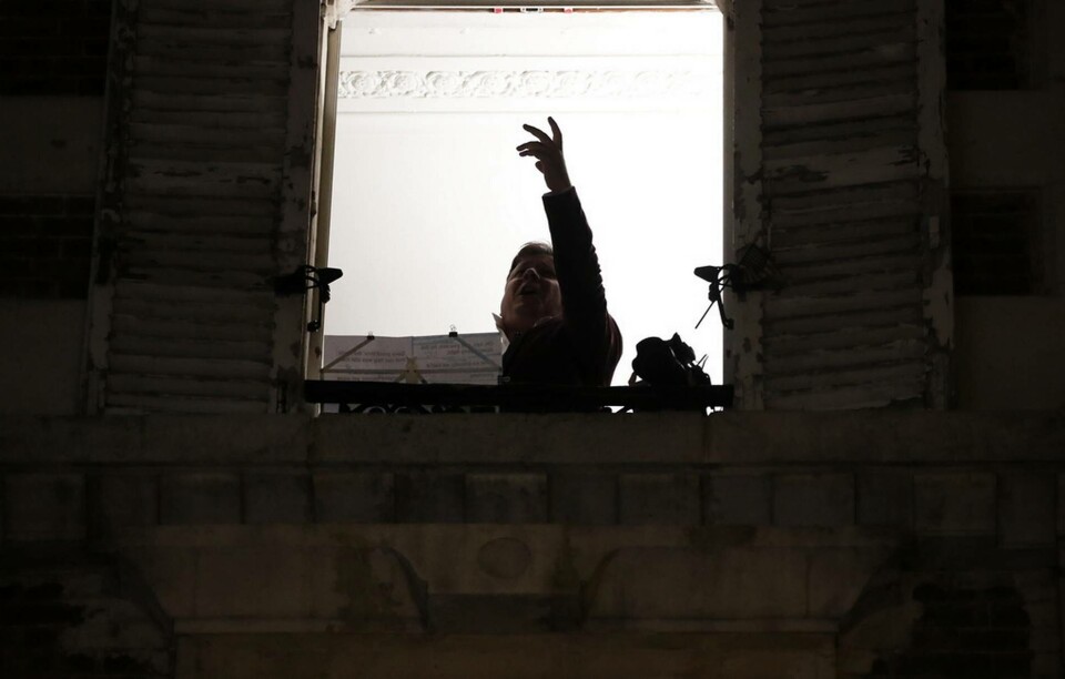 Den franske operasångaren Stéphane Sénéchal sjunger från sitt fönster i det delvis pandeminedstängda Paris. Bilden är från i måndags. Foto: Francois Mori/AP/TT Den franske operasångaren Stéphane Sénéchal sjunger från sitt fönster i det delvis pandeminedstängda Paris. Bilden är från i måndags. Foto: Francois Mori/AP/TT