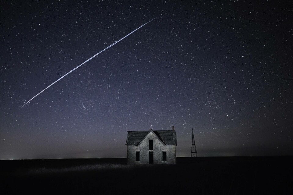 Den här bilden, tagen med lång slutartid, uppges visa en Starlinksatellit som passerar över ett hus i amerikanska Kansas. Foto: Reed Hoffmann/AP/TT Den här bilden, tagen med lång slutartid, uppges visa en Starlinksatellit som passerar över ett hus i amerikanska Kansas. Foto: Reed Hoffmann/AP/TT