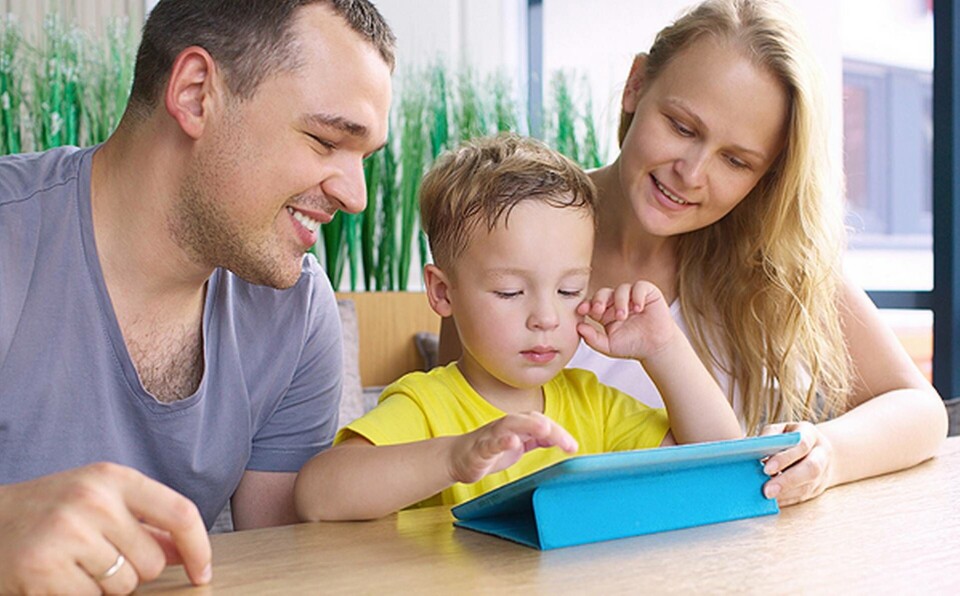 Brittisk studie visar att pojkar i åldern 3 till 5 läser längre och får bättre vokabulär om de använder en Ipad eller annan form av surfplatta. Foto: Colourbox Brittisk studie visar att pojkar i åldern 3 till 5 läser längre och får bättre vokabulär om de använder en Ipad eller annan form av surfplatta. Foto: Colourbox