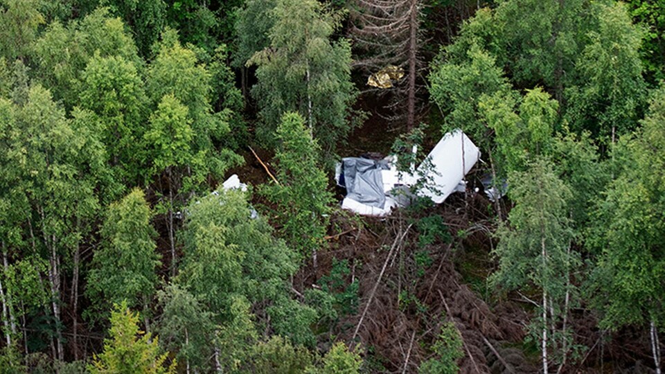 Resterna av flygplanet på Storsandskär dagen efter den flygolycka där nio personer omkom. Foto: Erik Abel / TT Resterna av flygplanet på Storsandskär dagen efter den flygolycka där nio personer omkom. Foto: Erik Abel / TT