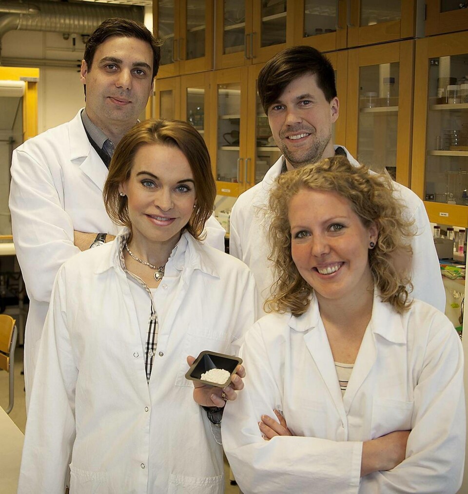 Forskarna upptäckte rekordmaterialet av en slump. Från vänster Albert Mihranyan, Johan Gómez de la Torre, Maria Strömme och Sara Frykstrand. Foto: Disruptive Materials Forskarna upptäckte rekordmaterialet av en slump. Från vänster Albert Mihranyan, Johan Gómez de la Torre, Maria Strömme och Sara Frykstrand. Foto: Disruptive Materials