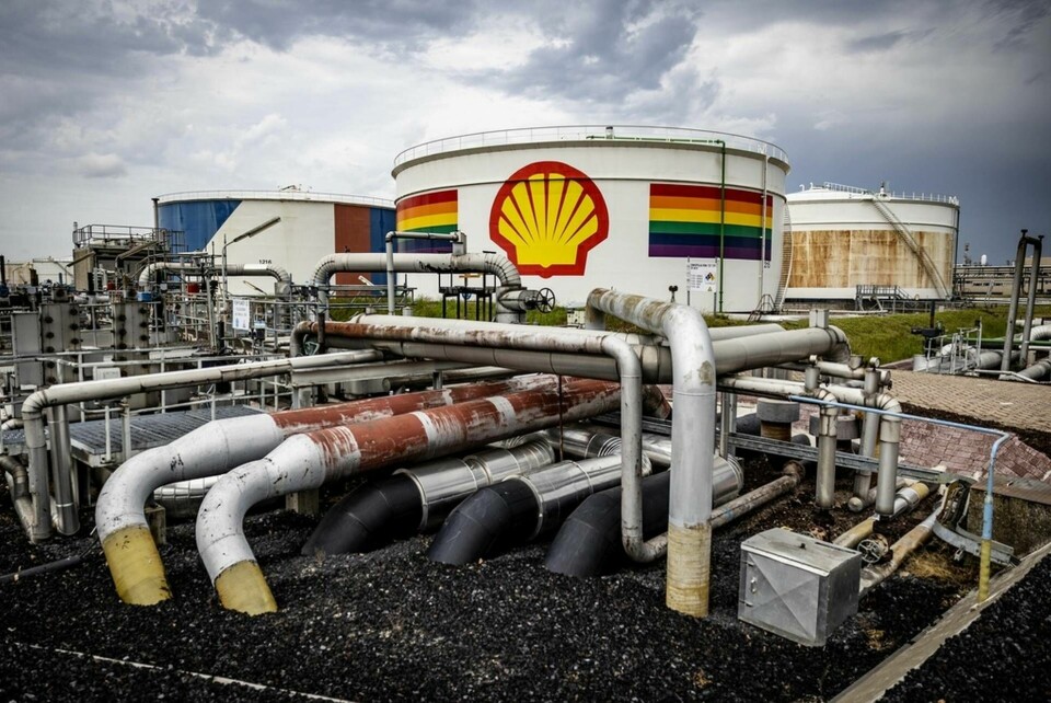 Shells oljeraffinaderi i Pernis, Rotterdam i Nederländerna. Här planerar företaget en stor anläggning för att tillverka biobränslen. Foto: Jeffrey Groeneweg/ANP/Sipa USA