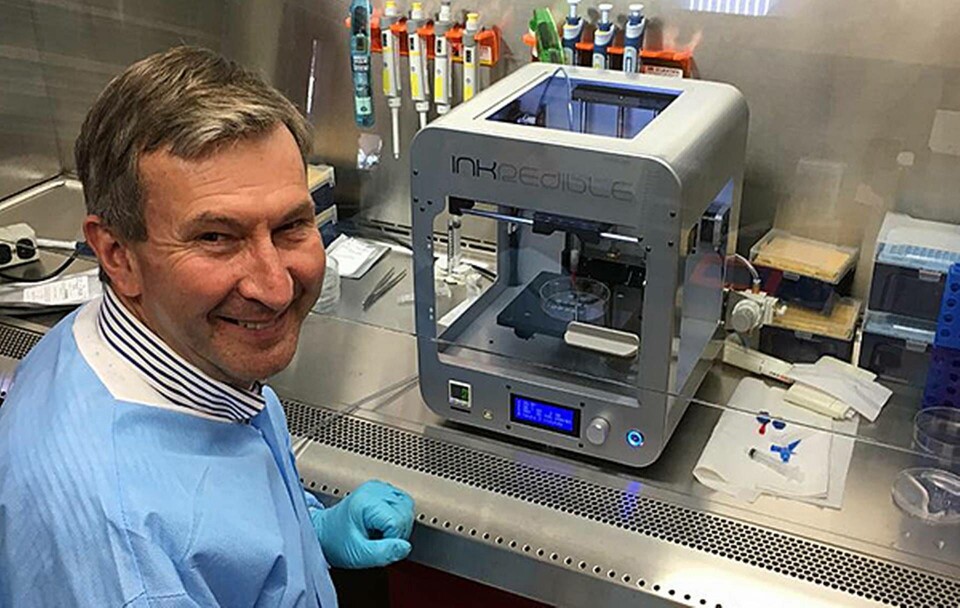 Paul Gatenholm, professor i biopolymerteknologi vid Chalmers, skriver ut levande celler med den egenutvecklade 3d-bioskrivaren. Foto: Chalmers Paul Gatenholm, professor i biopolymerteknologi vid Chalmers, skriver ut levande celler med den egenutvecklade 3d-bioskrivaren. Foto: Chalmers