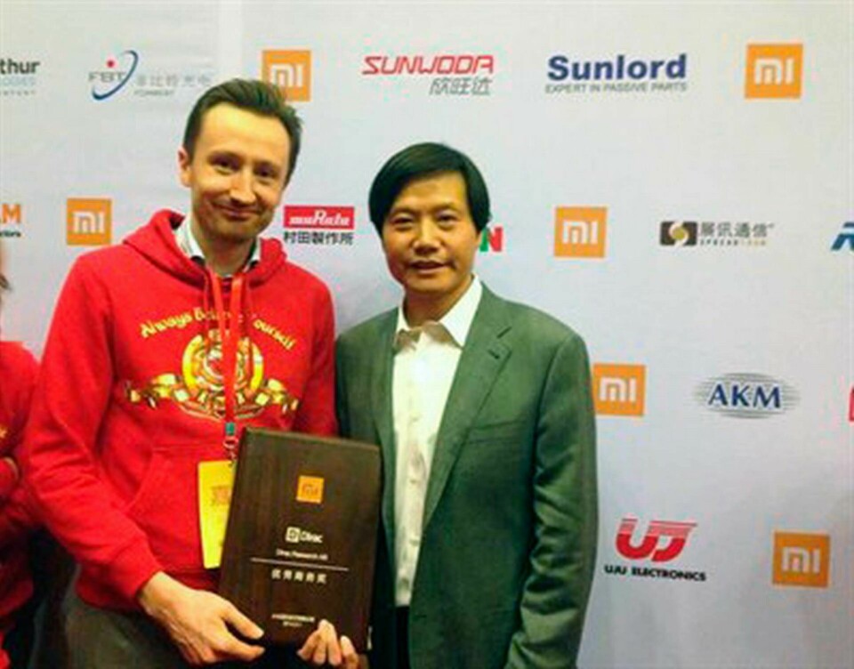 Mathias Johansson, Dirac Research, tog tidigare i i år emot priset ”Excellence in Business” som delades ut av Lei Jun, vd för Xiaomi. Foto: Dirac