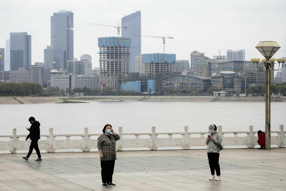 Invånarna i Wuhan iakttar social distansering. Bild från 1 april. Foto: Ng Han Guan/AP/TT