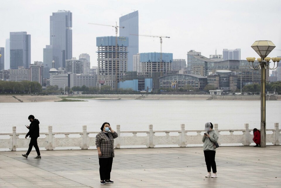 Invånarna i Wuhan iakttar social distansering. Bild från 1 april. Foto: Ng Han Guan/AP/TT Invånarna i Wuhan iakttar social distansering. Bild från 1 april. Foto: Ng Han Guan/AP/TT