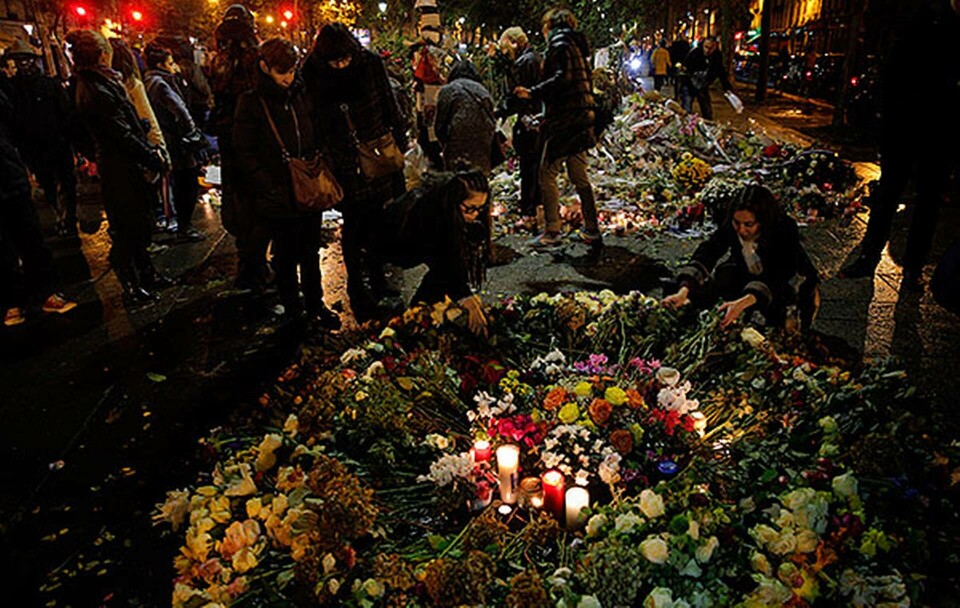 Parisbor lämnar blommor och ljus utanför konserthuset Bataclan där en av attackerna ägde rum. Foto: Christophe Ena / TT Parisbor lämnar blommor och ljus utanför konserthuset Bataclan där en av attackerna ägde rum. Foto: Christophe Ena / TT