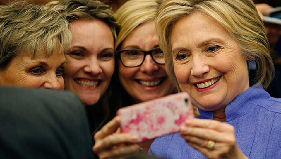 Clinton lockar röster med mobilspel