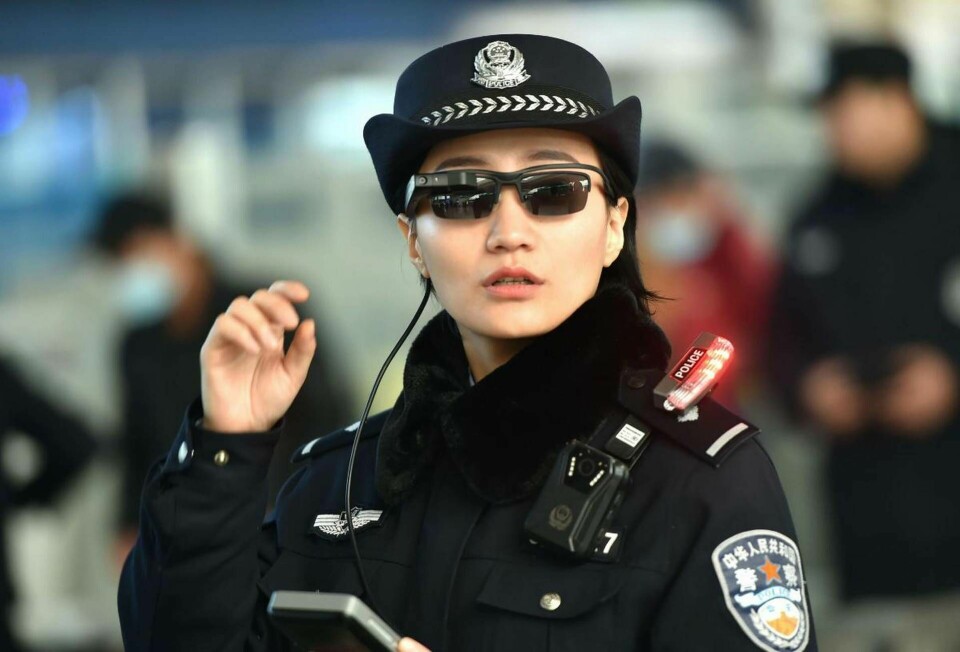Kinas egen tolkning av filmen The Matrix? Nej, en polis i tjänst på en kinesisk tågstation. Foto: -