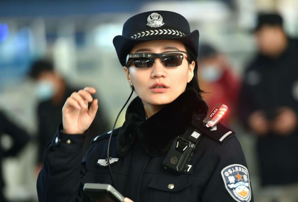 Kinas egen tolkning av filmen The Matrix? Nej, en polis i tjänst på en kinesisk tågstation. Foto: - Kinas egen tolkning av filmen The Matrix? Nej, en polis i tjänst på en kinesisk tågstation. Foto: -