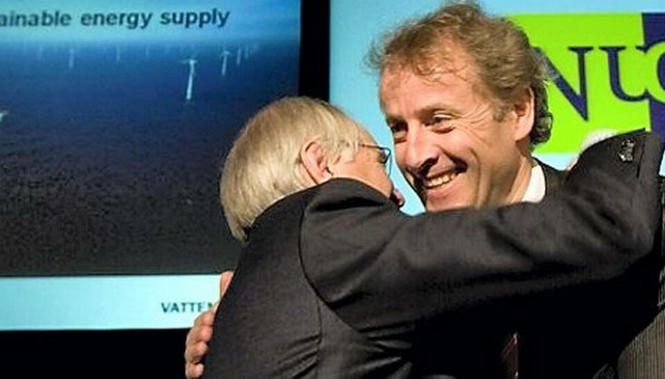 Lars G Josefsson kramar om Øystein Løseth när Vattenfall i februari i år tog kontrollen över holländska Nuon Energy, där Øystein Løseth är vd. Foto: Marcel Antonisse Lars G Josefsson kramar om Øystein Løseth när Vattenfall i februari i år tog kontrollen över holländska Nuon Energy, där Øystein Løseth är vd. Foto: Marcel Antonisse