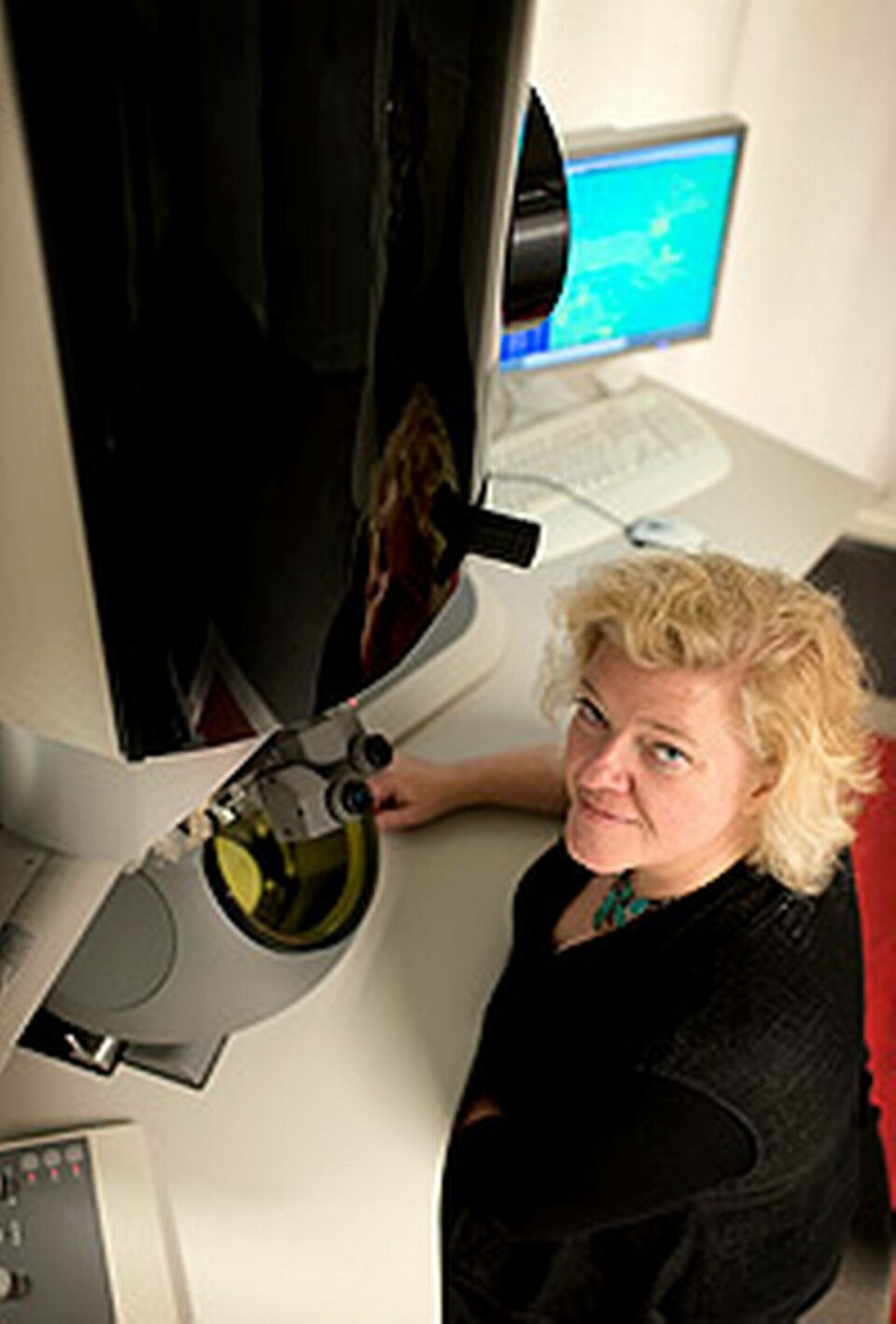 Eva Olsson, professor i teknisk fysik på Chalmers, leder Chalmers satsning på elektronmikroskop för material som kräver mjuk mikroskopi. Dit hör supermaterialet grafen. Foto: Peter Widing / Chalmers Eva Olsson, professor i teknisk fysik på Chalmers, leder Chalmers satsning på elektronmikroskop för material som kräver mjuk mikroskopi. Dit hör supermaterialet grafen. Foto: Peter Widing / Chalmers