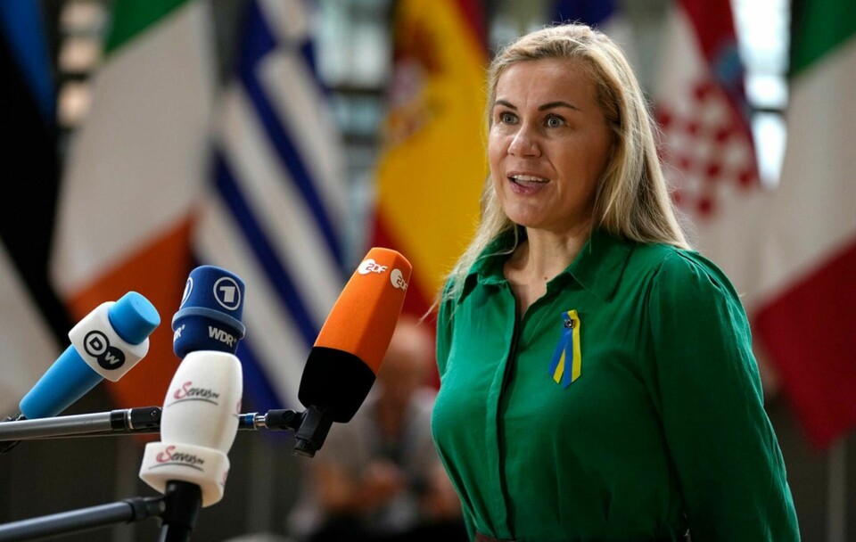 Energikommissionär Kadri Simson, tidigare minister i Estland, på väg in till mötet. Foto: Virginia Mayo/AP/TT