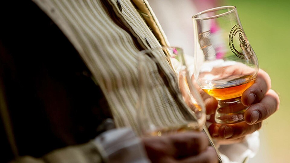 Forskning bekräftar: Vatten i din whisky höjer smaken. Foto: TT Forskning bekräftar: Vatten i din whisky höjer smaken. Foto: TT