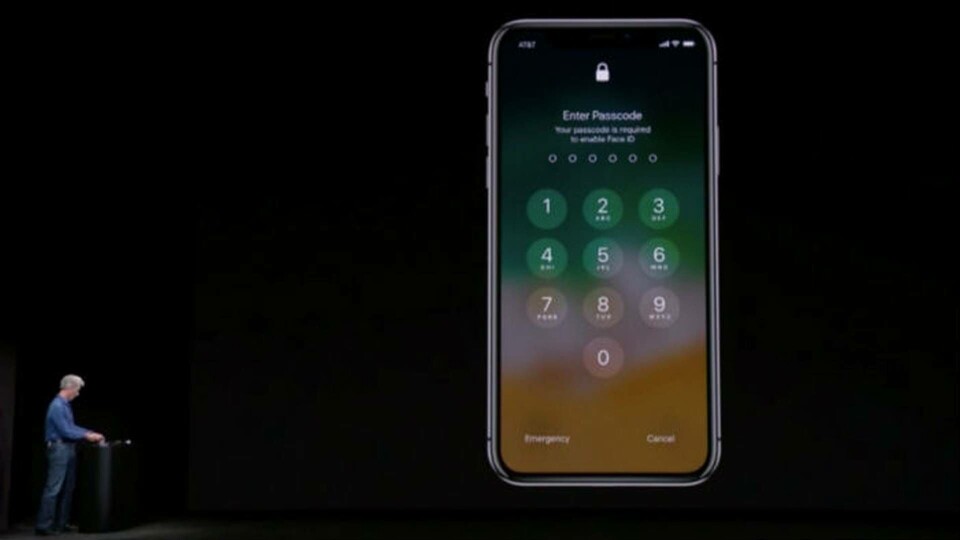 'Att låsa upp telefonen är lika enkelt som att titta på den', utlovade Apples Craig Federighi. Men när han testade Faceid vägrade tekniken att fungera. Foto: Apple 'Att låsa upp telefonen är lika enkelt som att titta på den', utlovade Apples Craig Federighi. Men när han testade Faceid vägrade tekniken att fungera. Foto: Apple
