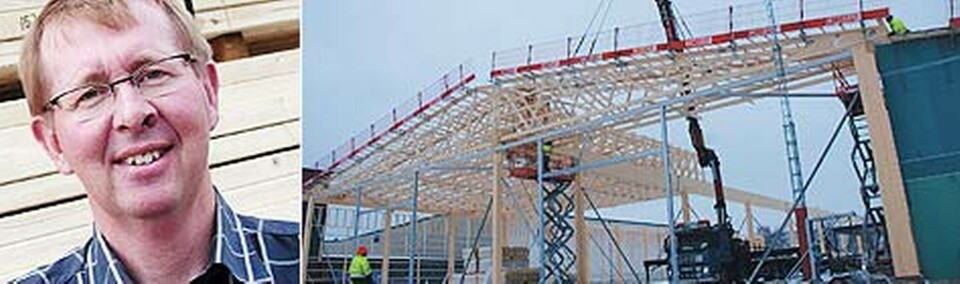 Carl-Tore Bengtsson på Derome Byggvaror & Träteknik. Takstolar i vanligt konstruktionsvire har en spännvidd på 36 meter. Foto: Derome Carl-Tore Bengtsson på Derome Byggvaror & Träteknik. Takstolar i vanligt konstruktionsvire har en spännvidd på 36 meter. Foto: Derome