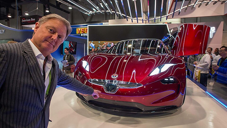 Fisker-grundaren Henrik Fisker visar upp nya elbilen på teknikmässan CES. Foto: TT / AFP Photo / David McNew Fisker-grundaren Henrik Fisker visar upp nya elbilen på teknikmässan CES. Foto: TT / AFP Photo / David McNew