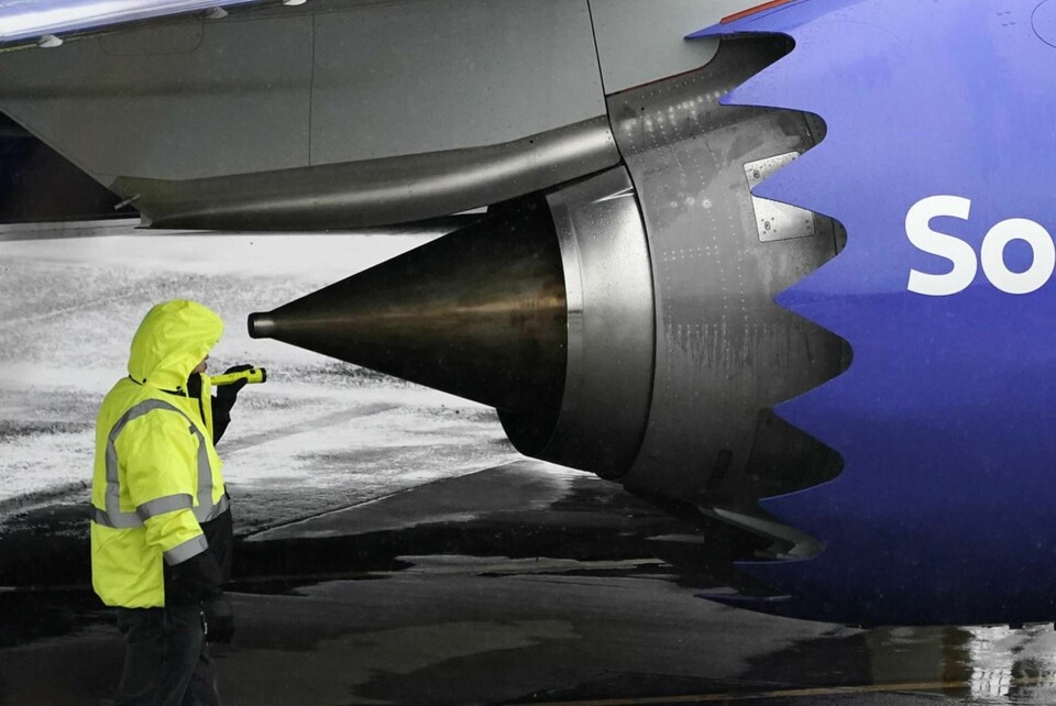 En motor inspekteras på en Boeing 737 Max 8 på Renton Municipal Airport i USA-delstaten Washington. Bild från tester i november. Foto: Ted S Warren/AP/TT