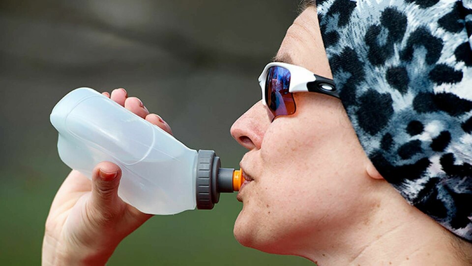 ”Vatten håller länge, tack och lov” säger experten om att dricka vatten som stått ett tag i en flaska. Foto: Jessica Gow / TT