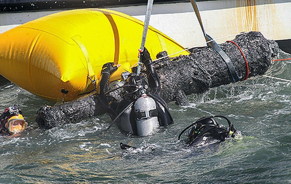 Amerikanska myndigheter har bärgat flera kanoner från vraket. Foto: AP Photo/The Jacksonville Daily News, Chuck Beckley/TT Bild Amerikanska myndigheter har bärgat flera kanoner från vraket. Foto: AP Photo/The Jacksonville Daily News, Chuck Beckley/TT Bild