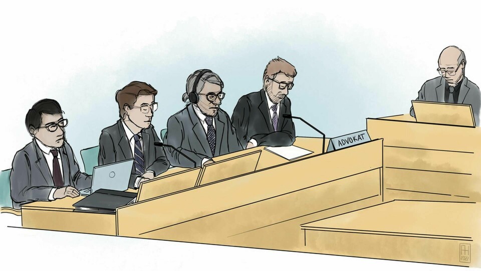 Illustration från rättegången mot kirurgen Paolo Macchiarini (med hörlurar) i Solna tingsrätt. Till höger om honom advokat Björn Hurtig. Arkivillustration. Foto: Anders Humlebo/TTP