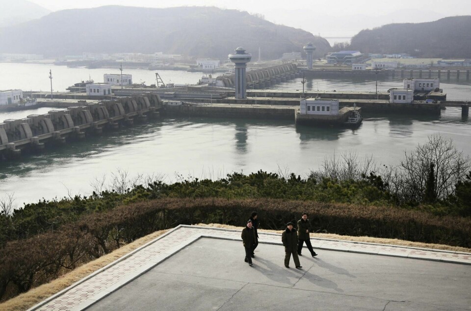 Några män ses promenera i Nampo i Nordkorea. Foto: Dita Alangkara/AP/TT