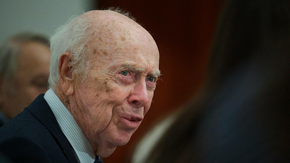 Nobelpristagaren James Watson fråntas alla hederstitlar och utmärkelser från The Cold Spring Harbor Laboratory. Foto: TT Nobelpristagaren James Watson fråntas alla hederstitlar och utmärkelser från The Cold Spring Harbor Laboratory. Foto: TT