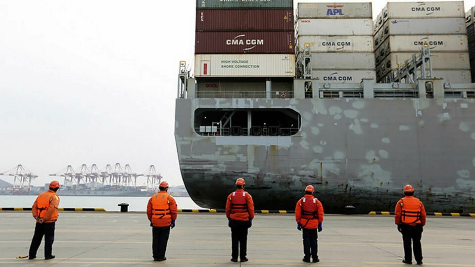 Containerfartyg hålls kvar i Kina på grund av coronaviruset. Foto: Chinatopix/TT/AP