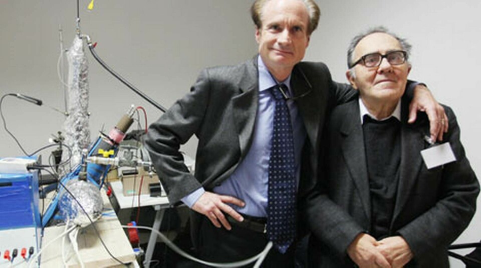 Ingenjör Andrea Rossi, t v, och professor Sergio Focardi demonstrerar sin 'energikatalysator' för ett femtiotal inbjudna forskare och journalister i en industrilokal i Bologna den 14 januari i år. Foto: Frederico Borella