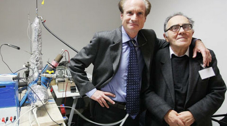 Ingenjör Andrea Rossi, t v, och professor Sergio Focardi demonstrerar sin 'energikatalysator' för ett femtiotal inbjudna forskare och journalister i en industrilokal i Bologna den 14 januari i år. Foto: Frederico Borella Ingenjör Andrea Rossi, t v, och professor Sergio Focardi demonstrerar sin 'energikatalysator' för ett femtiotal inbjudna forskare och journalister i en industrilokal i Bologna den 14 januari i år. Foto: Frederico Borella
