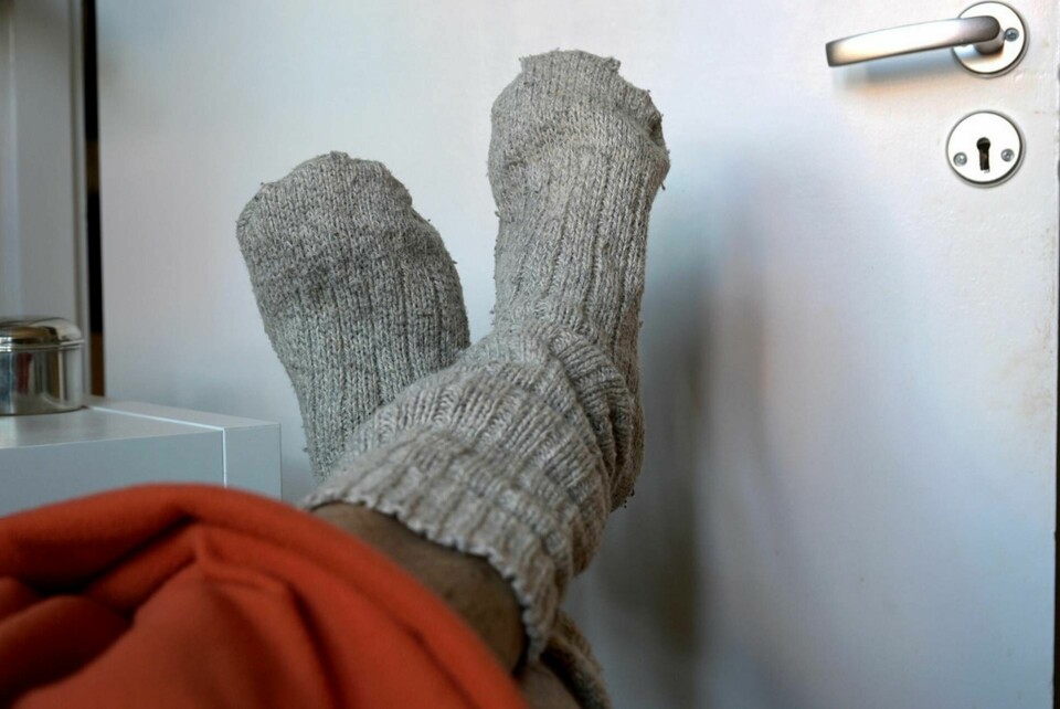 Ett sätt att hålla nere elförbrukningen för hushållen är sänka värmen hemma och istället ha varma raggsockor och filt på sig. Arkivbild. Foto: Janerik Henriksson/TT