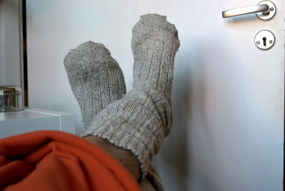 Ett sätt att hålla nere elförbrukningen för hushållen är sänka värmen hemma och istället ha varma raggsockor och filt på sig. Arkivbild. Foto: Janerik Henriksson/TT Ett sätt att hålla nere elförbrukningen för hushållen är sänka värmen hemma och istället ha varma raggsockor och filt på sig. Arkivbild. Foto: Janerik Henriksson/TT